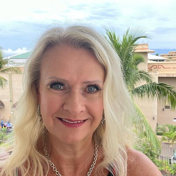 Meet your Posher, Elaine - Picture 2 of 2